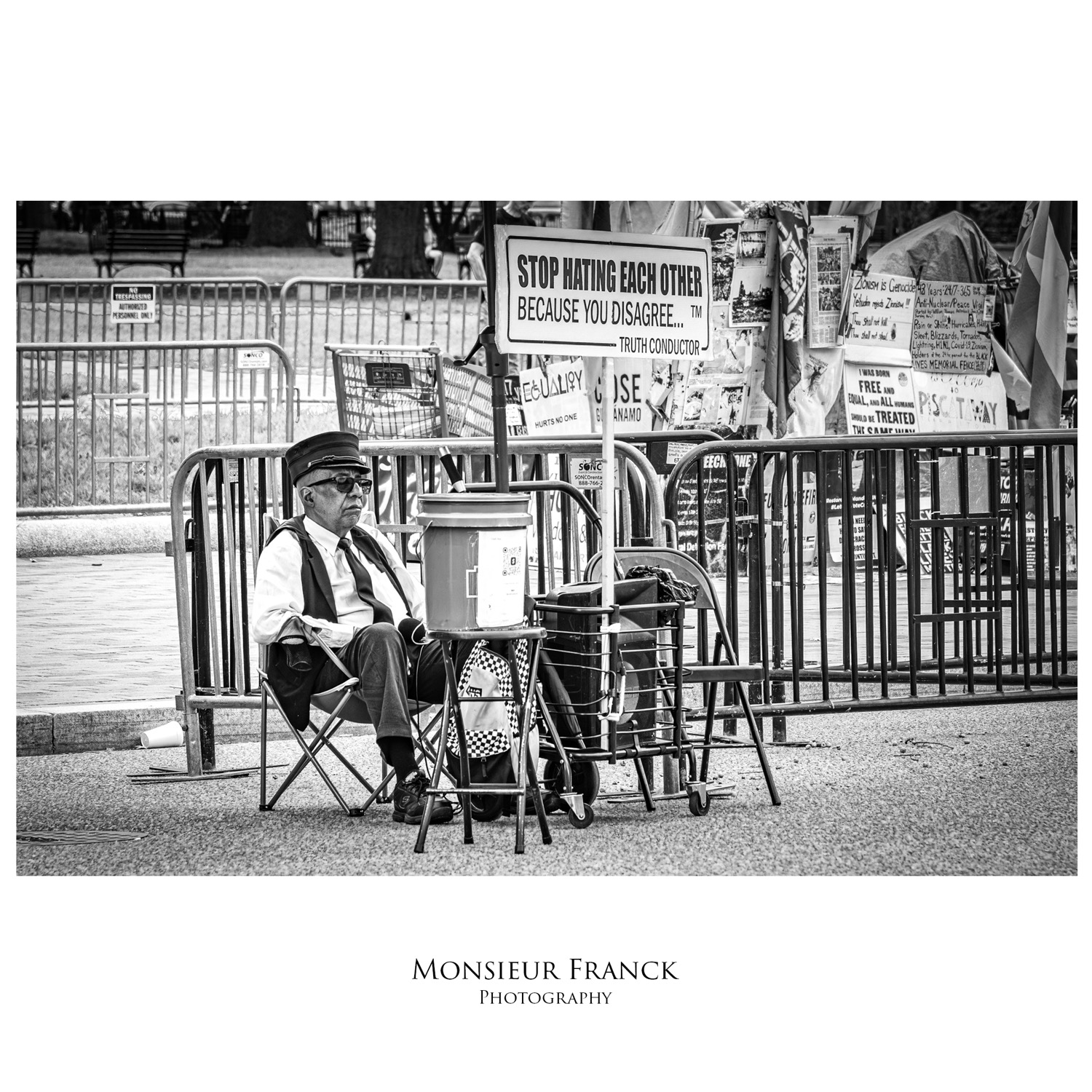Schwarz-Weiß Street & People Fotografie von Monsieur Franck in Potsdam, Motiv in Washington DC., White House